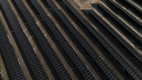 Drone-Sobre-La-Estación-Base-Fotovoltaica-Del-Panel-Solar-Para-La-Producción-De-Suministro-De-Energía-Renovable-Verde-De-Ciudad-Inteligente