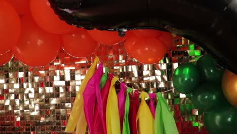 Decoración-Temática-Del-Cinco-De-Mayo-Rodeada-De-Globos-Y-Fondo-Dorado