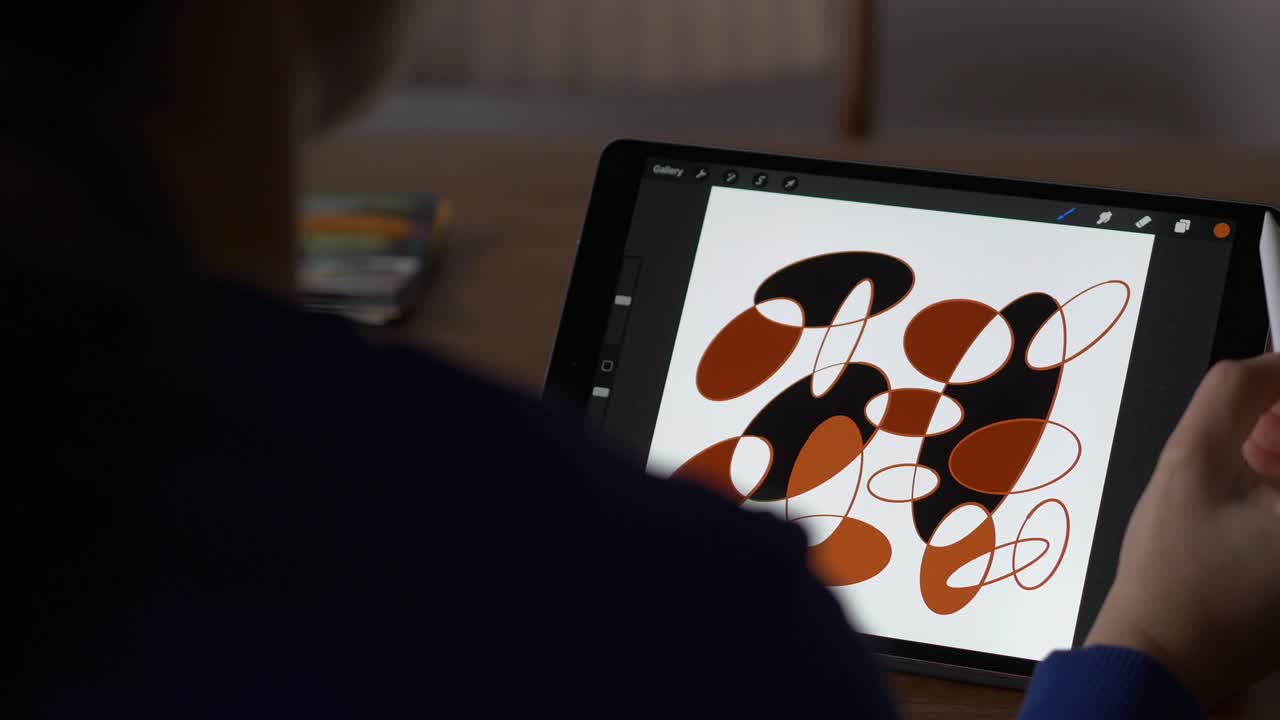 mujer dibujando en una tableta con lápiz digital usando una aplicación inteligente