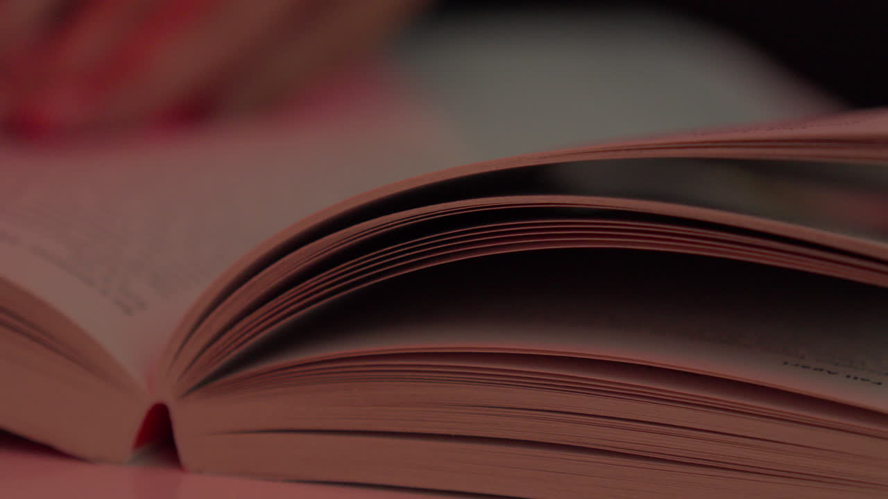 libros abiertos, volviendo páginas preparación para el examen