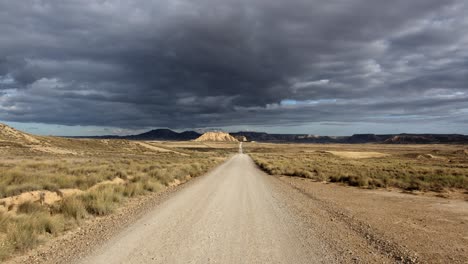 largo camino en el desierto bajo un cielo oscuro