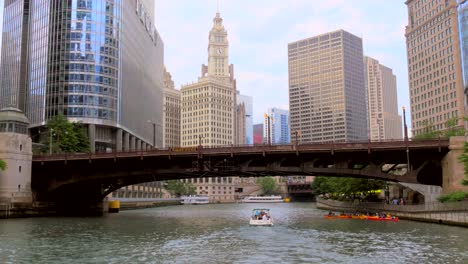 barco pasando por debajo del puente sobre el río chicago