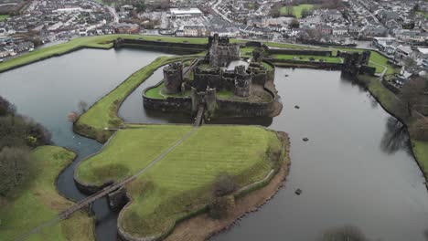 Luftaufnahme:-Seitlicher-Schwenk-Der-Burg,-Caerphilly,-4K-Drohne