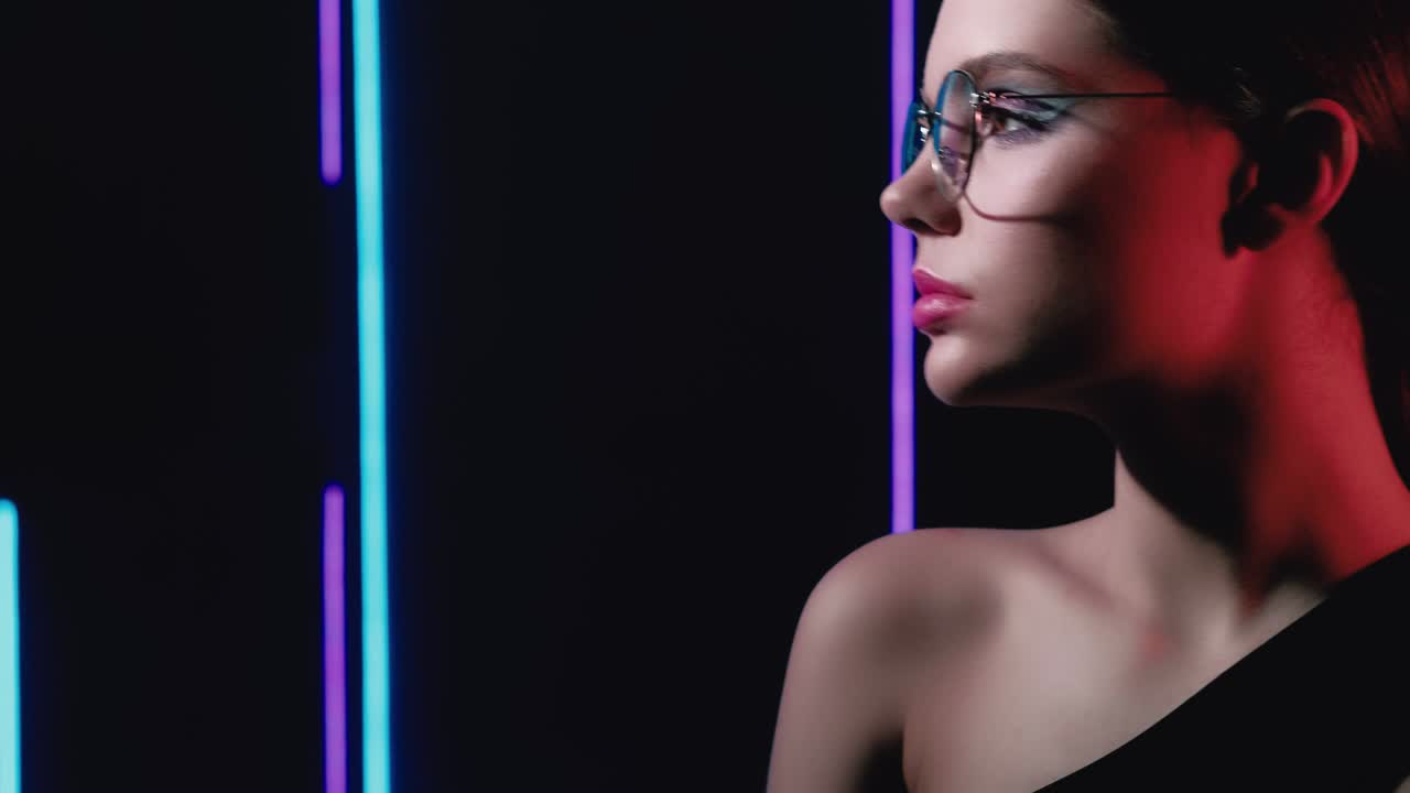 retrato de modelo de neón mujer con gafas