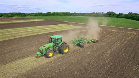 Tractor-Agrícola-Con-Remolque-Arando-En-Campo-Agrícola.-Maquinaria-Agrícola