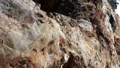 impresionante vista del paisaje de la playa tropical de phra nang bajo una enorme cueva en la provincia de krabi, tailandia