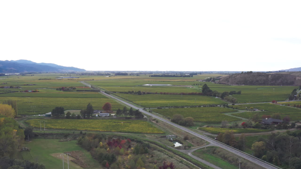 와이호파 강 (waihopa river) 을 가로질러 지나가는 뉴질랜드 주 고속도로 63 (new zealand state highway 63) 의 공중 촬영.