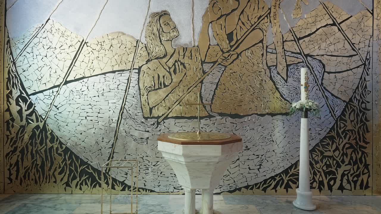 Taufbecken mit goldenem und silbernem religiösem Mosaikkunstwerk