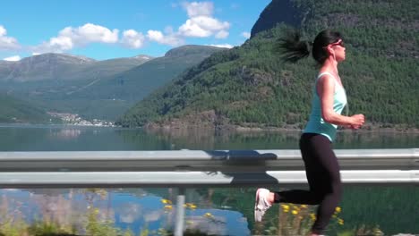 mujer corriendo al aire libre en cámara lenta