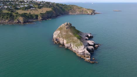 hermoso paisaje del reino unido de la isla thatcher rock en la costa