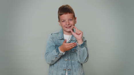 niño mostrando un pequeño gesto con una sonrisa escéptica, mostrando un signo mínimo, midiendo tamaño pequeño