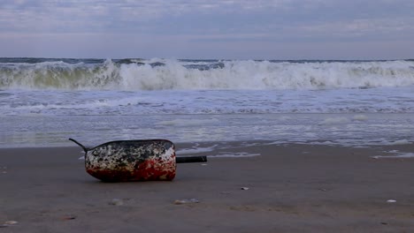 primer plano, vista en cámara lenta de un pequeño flotador de espuma de poliestireno utilizado en la pesca comercial de cangrejo arrastrado a la orilla
