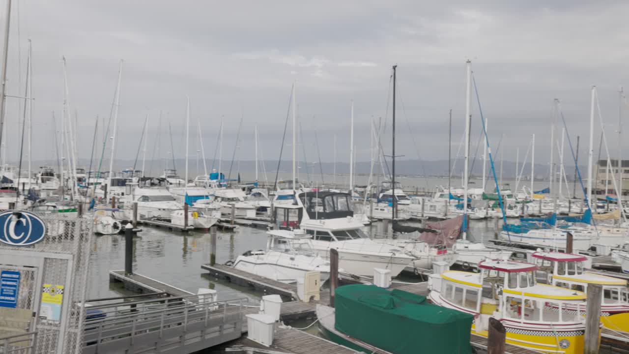el muelle de san francisco con barcos
