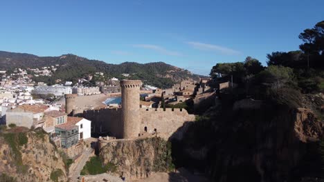 ciudad vieja en la orilla del mar en un día soleado