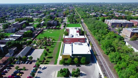 Edificio-Aéreo-De-Cuidado-De-Crianza-En-El-Oeste-De-Chicago-Servicios-De-Apoyo-Para-Toda-La-Familia,-Padres-Adolescentes-Y-Familias-De-Bajos-Ingresos.