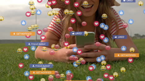 animación del texto de las redes sociales en pancartas con iconos digitales sobre una mujer que usa un teléfono inteligente