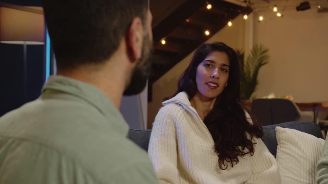 집이나 술집이나 커피에서 소파에 앉아 함께 얘기하고 커피를 마시는 편안한 친구 그룹