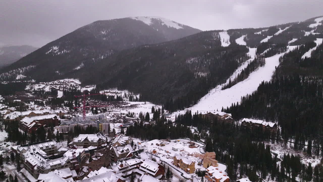 cinematográfico colorado drone aéreo nublado invierno nevado diciembre cumbre navideña cala de esquí keystone épica pase local entrada montaña rocosa breckenridge cumbre vail condado alto país círculo a la derecha