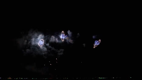 fuegos artificiales durante la víspera de año nuevo cerca de la costa