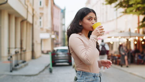 Glückliche-Indische-Frau-Genießt-Es,-Morgens-Kaffee-Und-Heißes-Getränk-Zu-Trinken-Und-Entspannt-Eine-Pause-Auf-Der-Stadtstraße-Zu-Machen