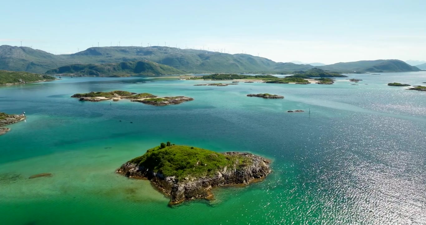 Gruppo di isole nella contea di Troms, Norvegia, durante l'estate - Ripresa aerea con drone