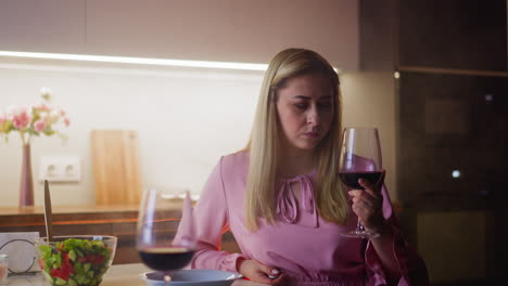 incertainly dama en el vino girando el vaso y sospechando veneno