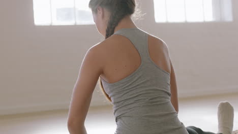 Hermosa-Mujer-De-Yoga-Ejercitando-Un-Estilo-De-Vida-Saludable-Practicando-Una-Pose-De-Curvatura-Hacia-Adelante-Sentada-En-Gran-Angular-Disfrutando-Del-Entrenamiento-En-El-Estudio-Ejercicio-De-Respiración-Consciente