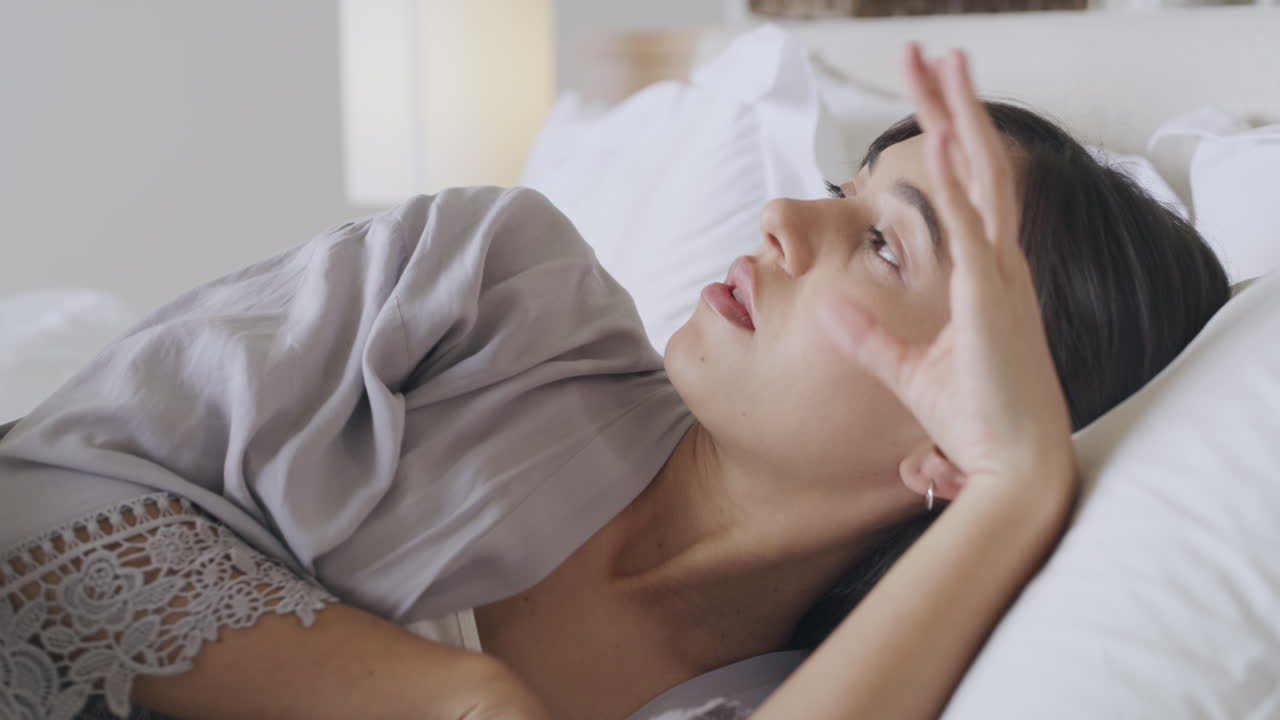 한 젊은 여성 이 전화 를 통해 짜증 을 느끼고 있다