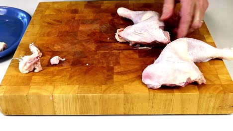 cortar las patas de pollo con un cuchillo
