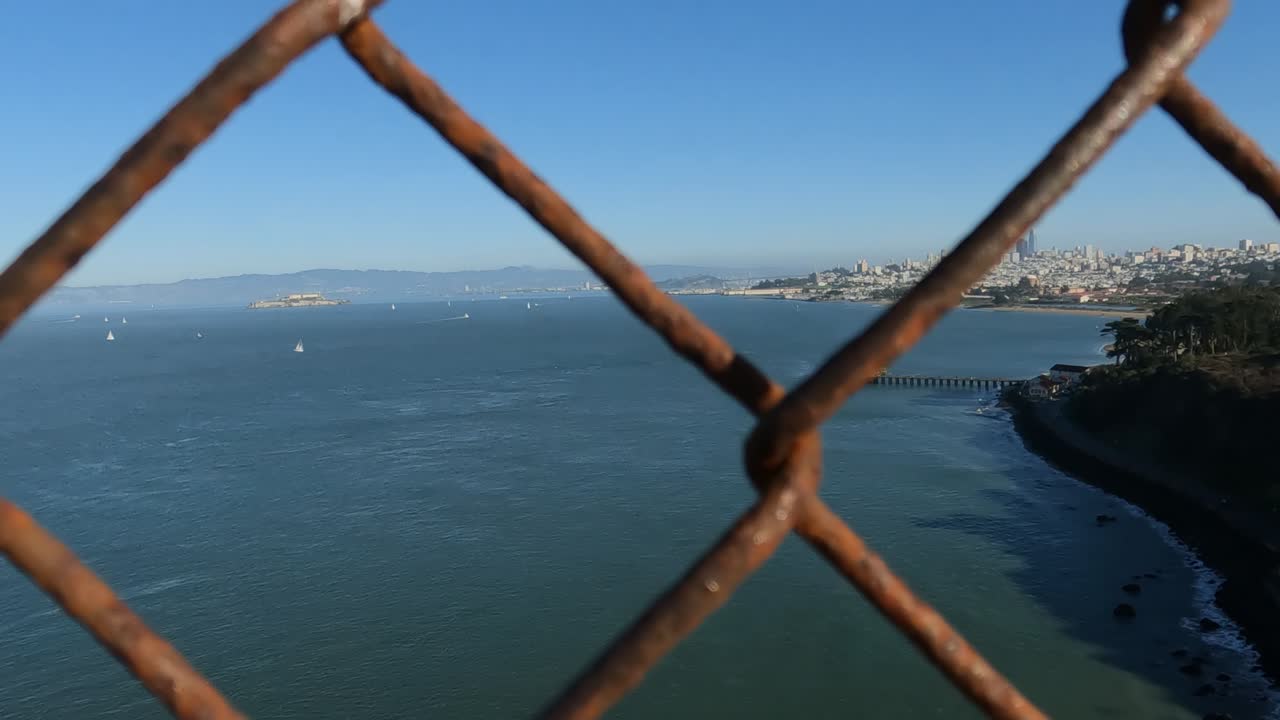 vista de la bahía de san francisco detrás de la valla en el puente golden gate, california, estados unidos
