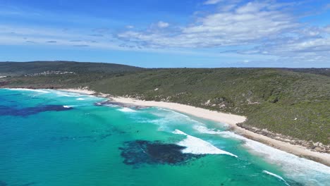 Drone-Volando-A-Lo-Largo-De-La-Costa-De-Yallingup-En-El-Río-Margaret