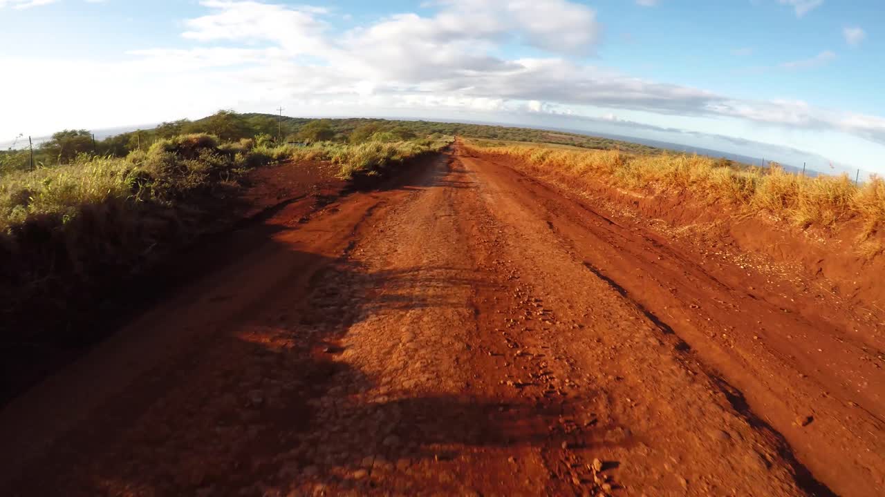 punto de vista desde la parte delantera de un vehículo que viaja por un camino de tierra lleno de baches en molokai hawaii desde maunaloa hasta hale o lono