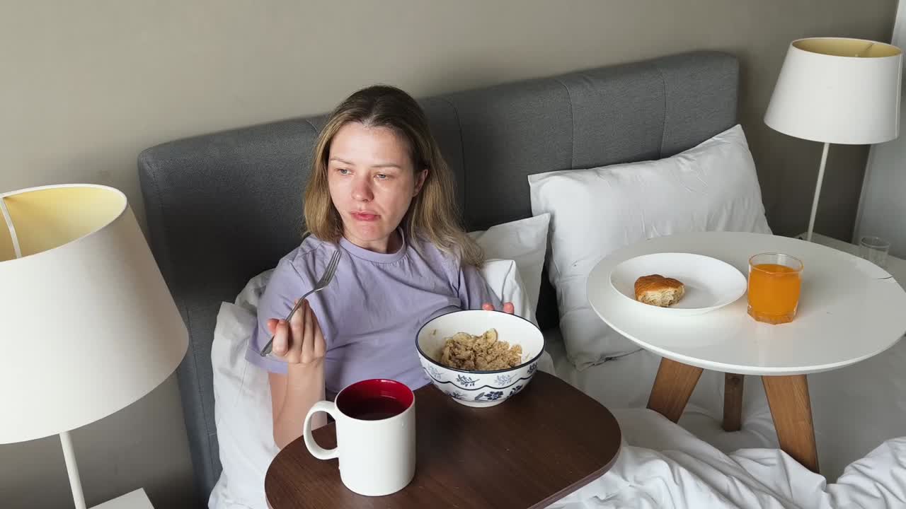 침대에서 아침을 먹는 여자