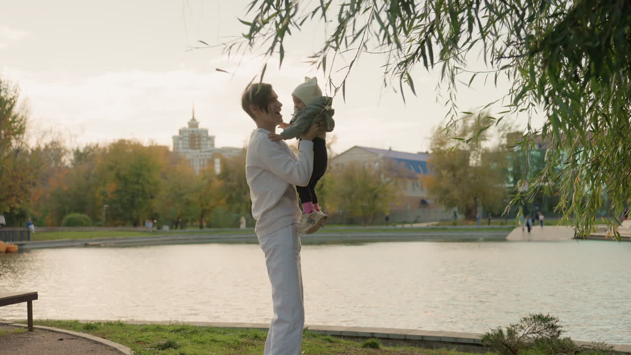 Счастливое семейное единение в осеннем пейзаже. Родитель и ребенок ценят особые моменты у безмятежного озера. Члены семьи испытывают счастье и сплоченность, исследуя природу в осенний сезон.
