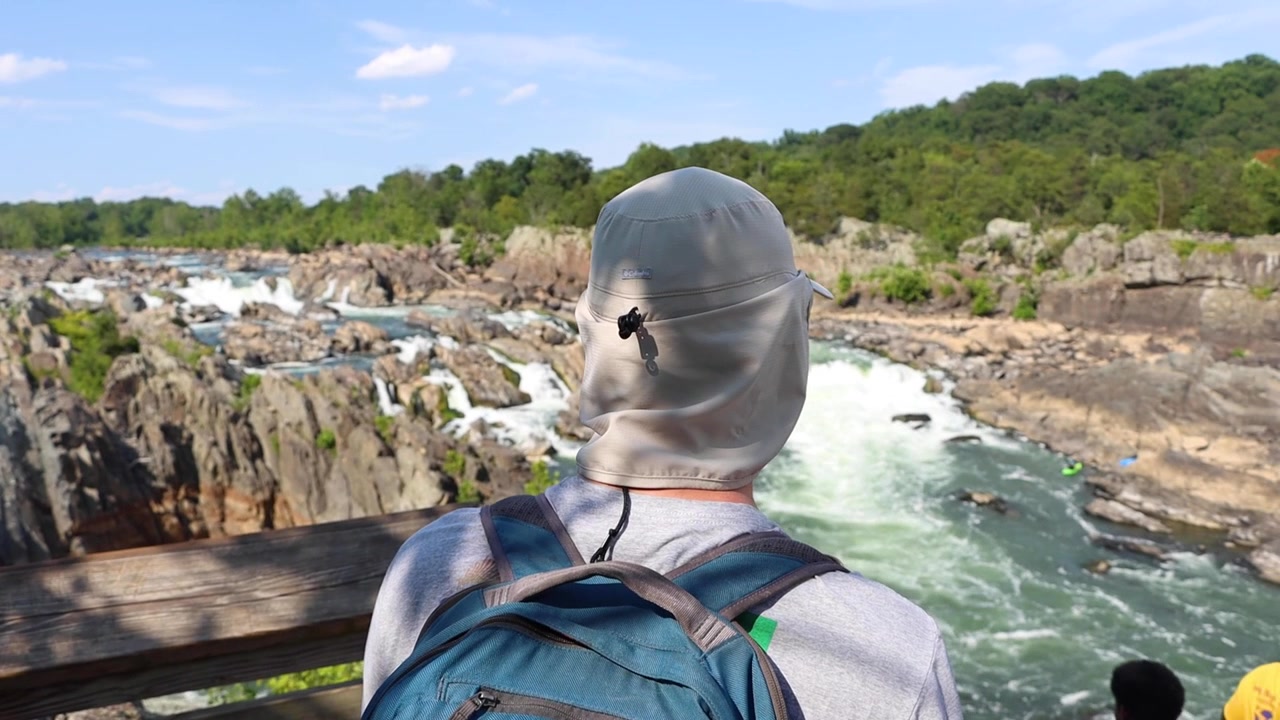 Un randonneur surplombant les magnifiques cours d'eau rapides en Virginie
