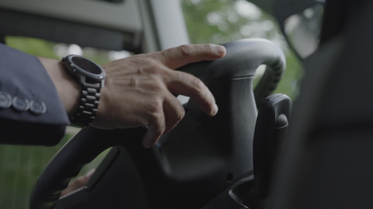 직업적인 버스 운전자, 도로에서 버스를 운전하고 운전하는 사람