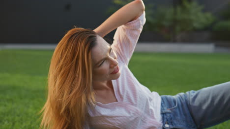 mujer sonriente acostada en la hierba en el parque fecha de primer plano. pareja casual descansando fin de semana