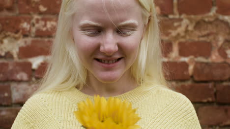 Niña-Sonriente-Con-Flor