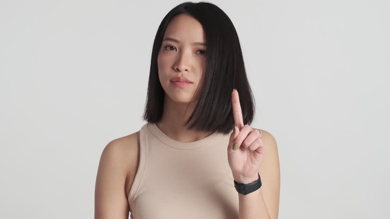 카메라를 향해 머리를 흔들고 있는 아시아 여성.