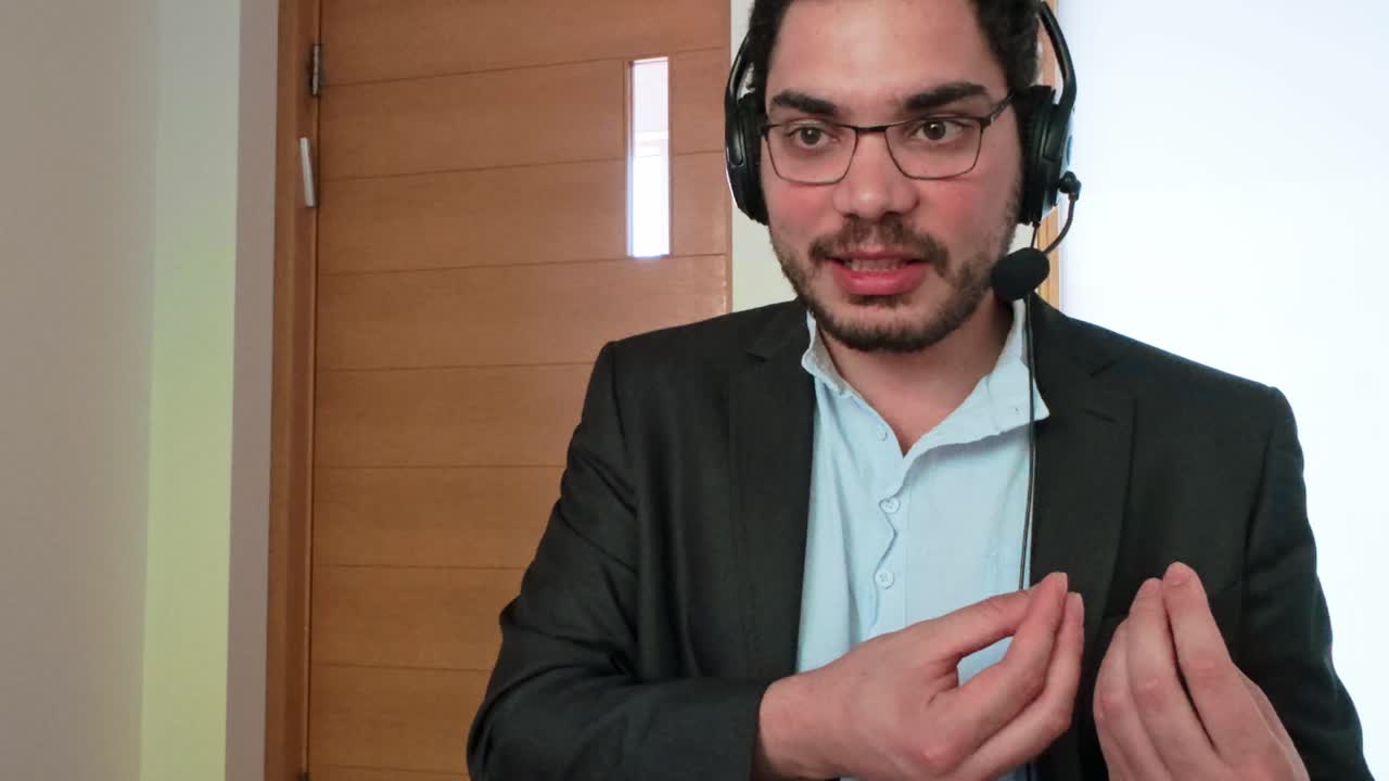 Giovane Imprenditore che Presenta un'Idea Online