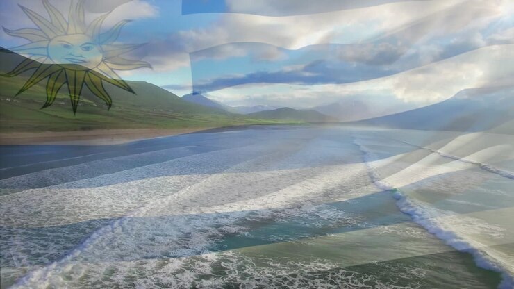 Composizione digitale della bandiera uruguaiana sventolante su una vista aerea della spiaggia.