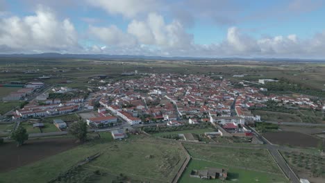 Añora,-Mostrando-El-Diseño-De-La-Ciudad-Y-Los-Paisajes-Circundantes-Bajo-Un-Cielo-Nublado,-Vista-Aérea