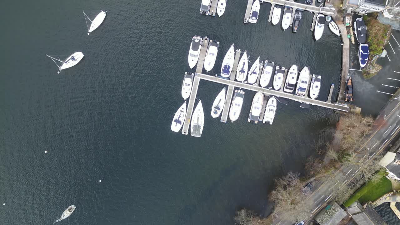 Fredfyldt marina, dronebillede fra fugleperspektiv, top-down optagelse af fortøjede både.