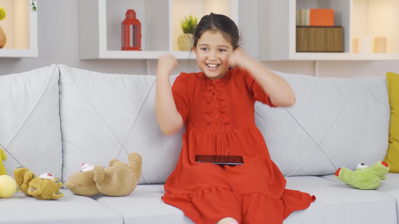 ⁇ 드폰 중독 된 소녀 아이 는 집 에서  ⁇ 드폰 으로 게임 을 한다