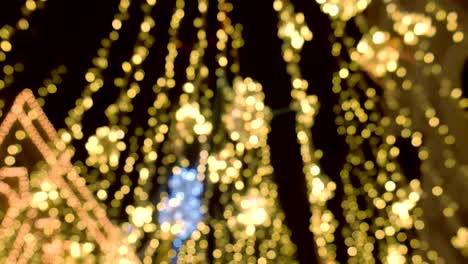 luminarias doradas de navidad en movimiento hermosas decoraciones brillantes de la calle.