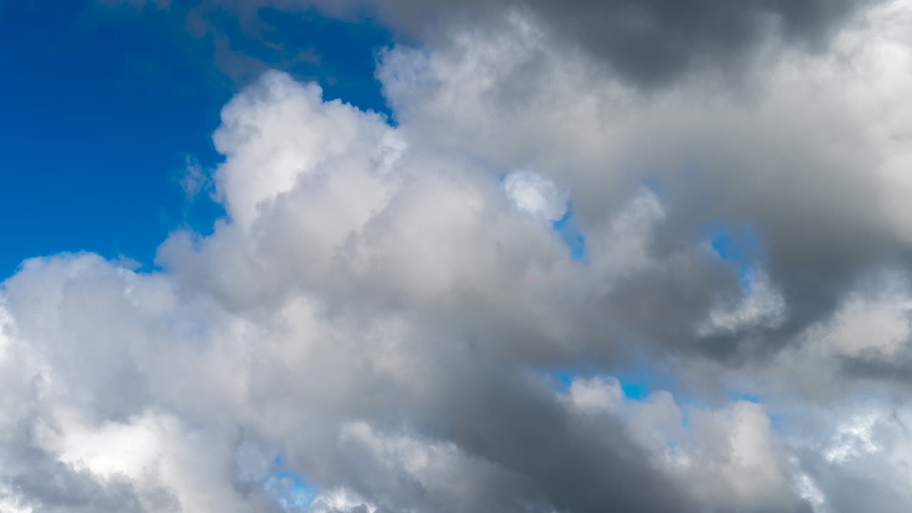 lapso de tiempo de nubes dramáticas en movimiento rápido día lluvioso por la tarde, estático, ángulo bajo