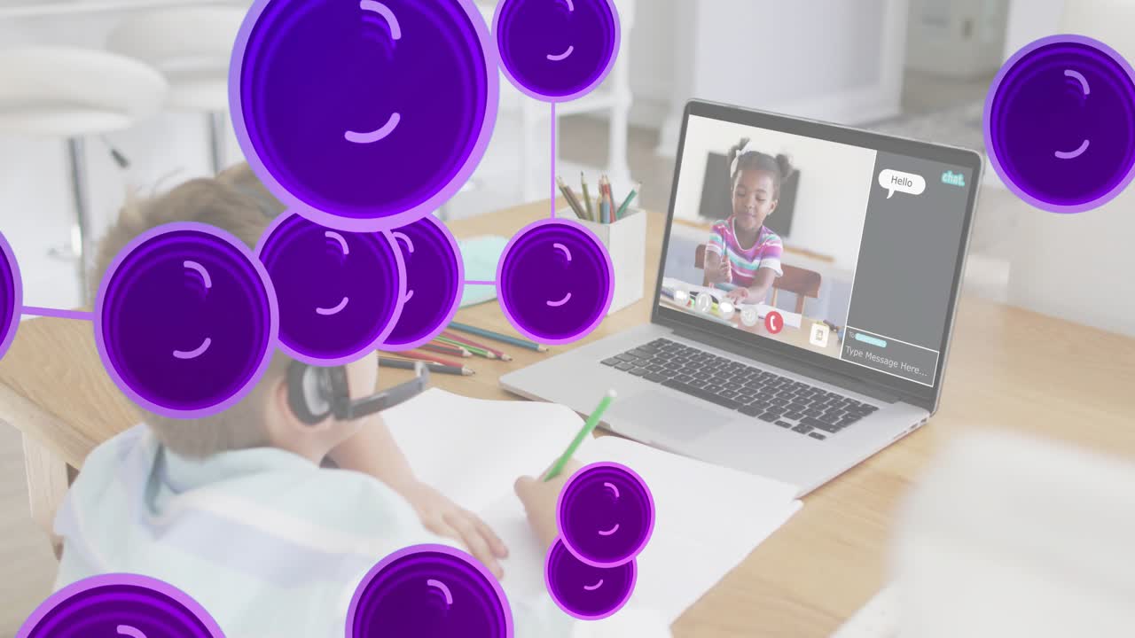 Ragazzo con le cuffie che prende appunti durante l'educazione online, con una bolla di saluto che genera una rete viola in dissolvenza.