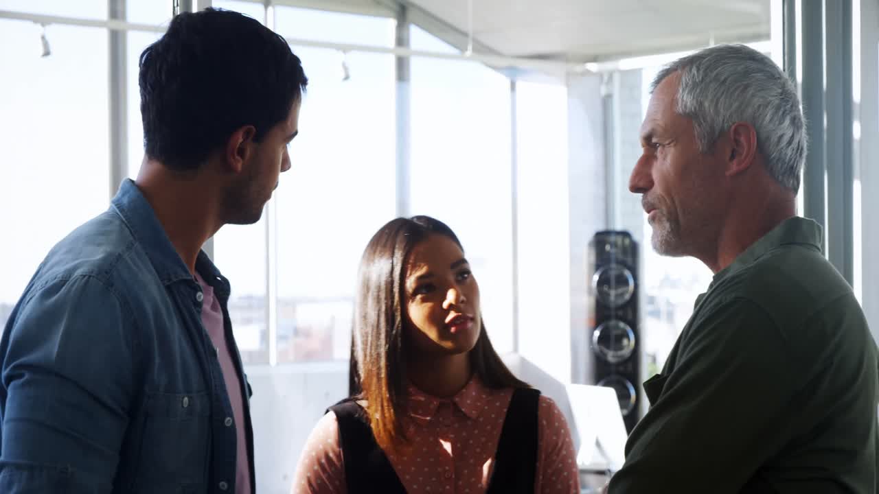 colegas de negocios interactuando entre sí en la reunión 4k