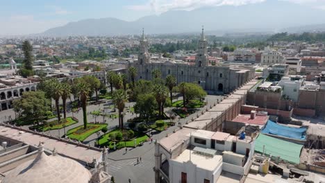 la plaza principal de arequipa con esta vista reveladora