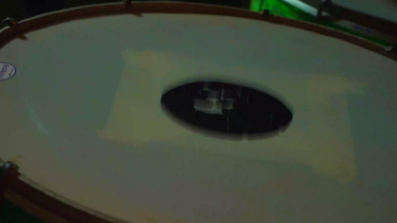 드럼의 클로즈업  (close-up shot of drums)